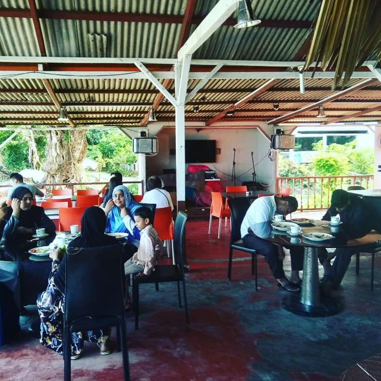 Marina Bay Resort & Restaurant Kampung Genting Bagian luar foto
