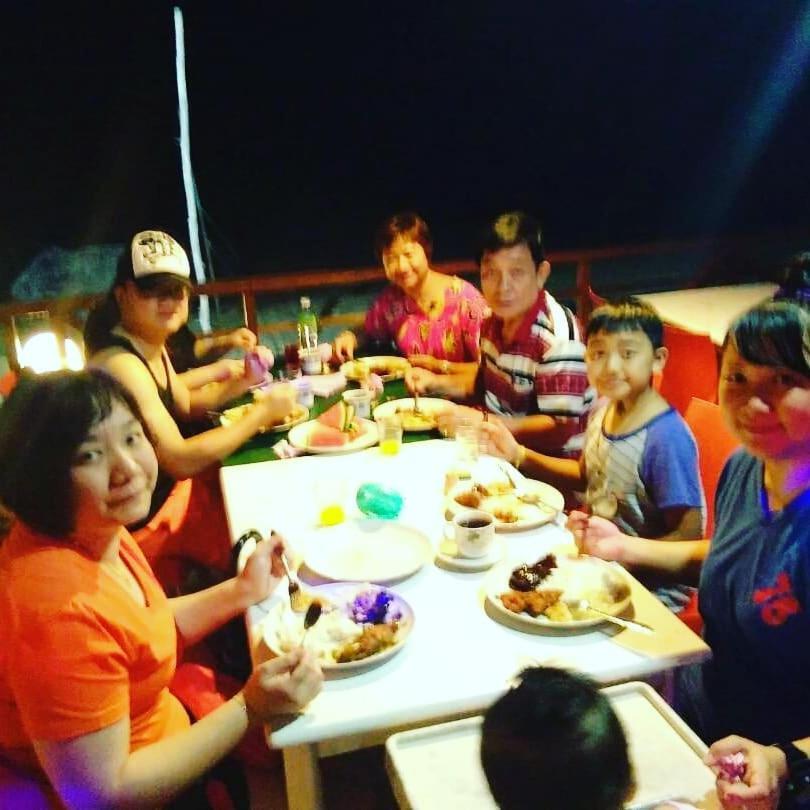 Marina Bay Resort & Restaurant Kampung Genting Bagian luar foto