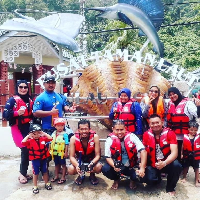 Marina Bay Resort & Restaurant Kampung Genting Bagian luar foto